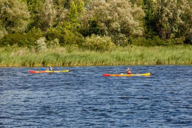 Açık havada bir nehir kanosu