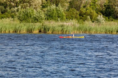 Açık havada bir nehir kanosu