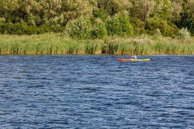 Açık havada bir nehir kanosu