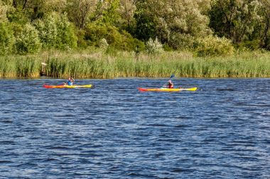 Açık havada bir nehir kanosu