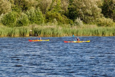 Açık havada bir nehir kanosu