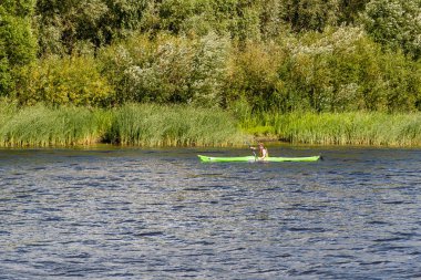 Açık havada bir nehir kanosu