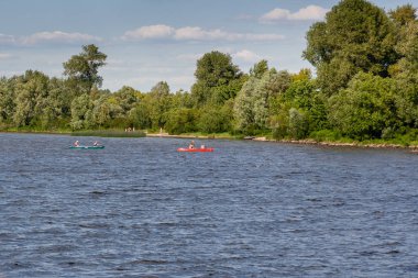 Açık havada bir nehir kanosu