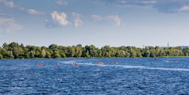 Açık havada bir nehir kanosu