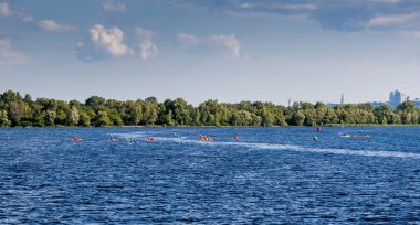 Açık havada bir nehir kanosu