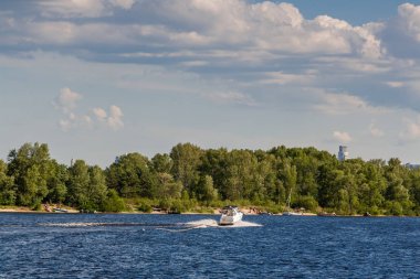 Nehri manzaralı harika gökyüzünün üzerinde yüzen gemi