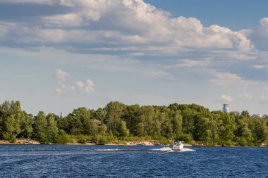Nehri manzaralı harika gökyüzünün üzerinde yüzen gemi