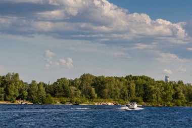 Nehri manzaralı harika gökyüzünün üzerinde yüzen gemi