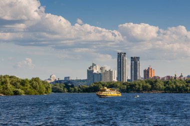 Nehri manzaralı harika gökyüzünün üzerinde yüzen gemi