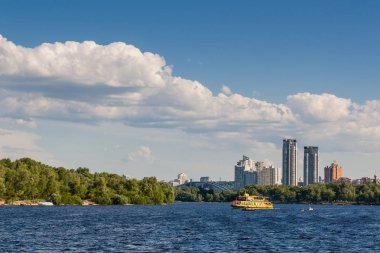 Nehri manzaralı harika gökyüzünün üzerinde yüzen gemi