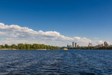 Nehri manzaralı harika gökyüzünün üzerinde yüzen gemi