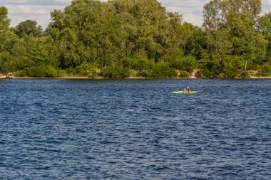 Açık havada bir nehir kanosu