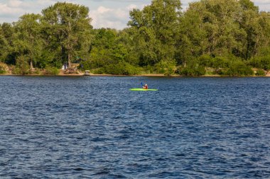 Açık havada bir nehir kanosu