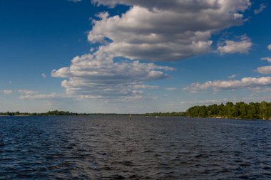 Güzel beyaz bulutlar mavi gökyüzüne karşı