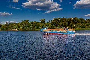 Sürat teknesi güzel gökyüzüne karşı nehrinde yelken