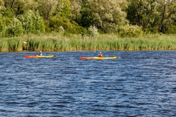 Faire du kayak sur la rivière par temps clair — Photo