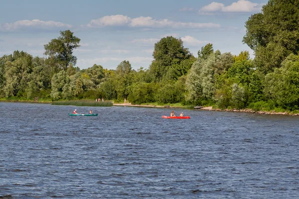 Kajakken op de rivier bij helder weer — Stockfoto