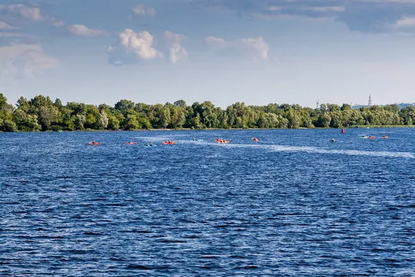 Kajakken op de rivier bij helder weer — Stockfoto