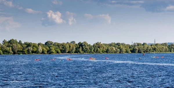 Kajakken op de rivier bij helder weer — Stockfoto