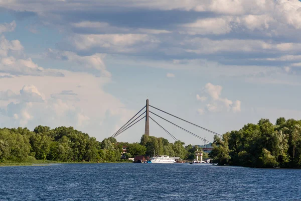 Een schip dat langs de rivier met uitzicht op de brug zweeft — Stockfoto