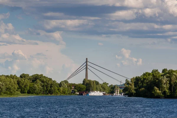 Een schip dat langs de rivier met uitzicht op de brug zweeft — Stockfoto