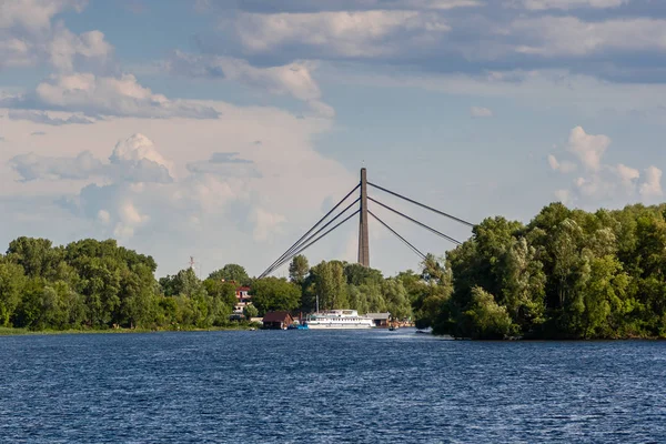 A ship that floats along the river with a view of the bridge — Stock Photo, Image