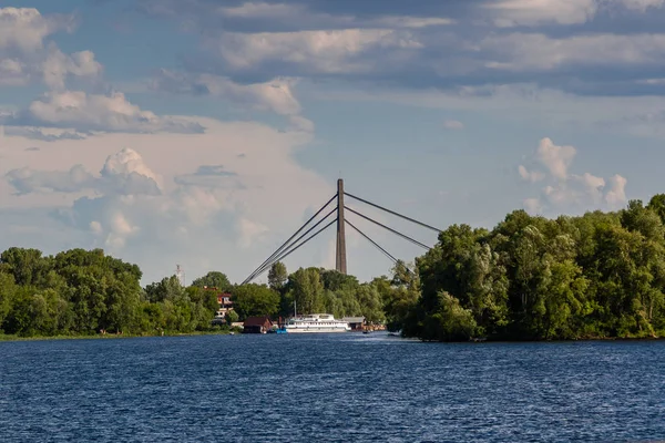 Een schip dat langs de rivier met uitzicht op de brug zweeft — Stockfoto