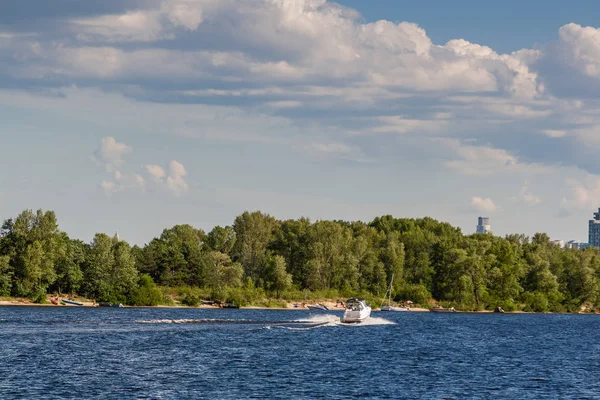 Schip dat op de rivier met uitzicht op de prachtige hemel drijft — Stockfoto