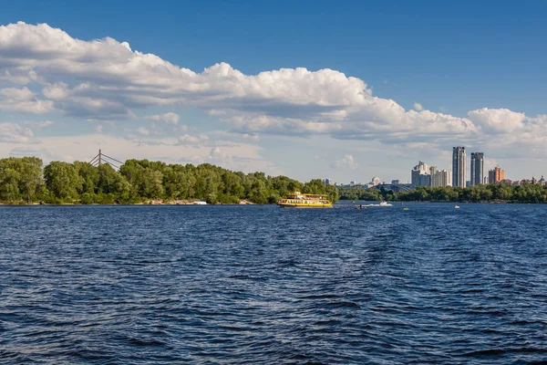 Fartyg som flyter på floden med utsikt över underbara himlen — Stockfoto