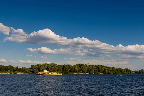 Fartyg som flyter på floden med utsikt över underbara himlen — Stockfoto