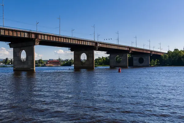 Мост на реке против голубого неба и облаков — стоковое фото