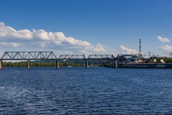 Railway bridge across the river on which the train is traveling — Stock Photo, Image