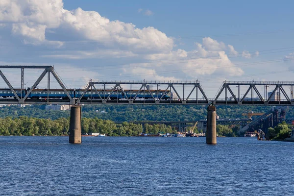 Ponte ferroviária através do rio em que o trem está viajando — Fotografia de Stock