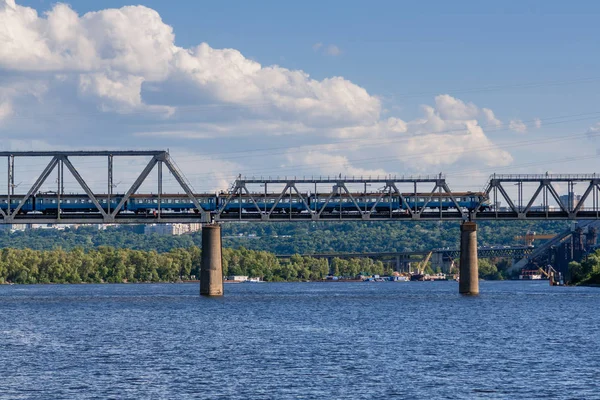 Железнодорожный мост через реку, по которой едет поезд — стоковое фото