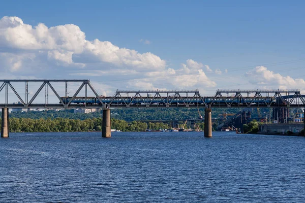 Spoorbrug over de rivier die de trein reist — Stockfoto