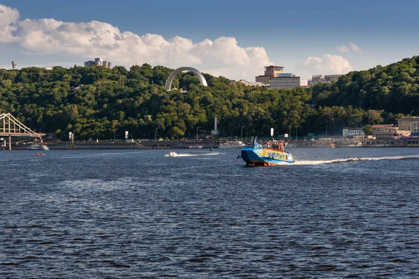 Żagle łodzi motorowej na riverze przeciwko piękne niebo — Zdjęcie stockowe