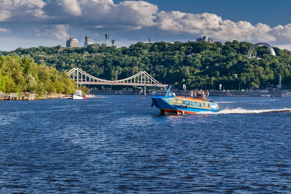 Speedboot vaart op de rivier tegen de mooie hemel — Stockfoto