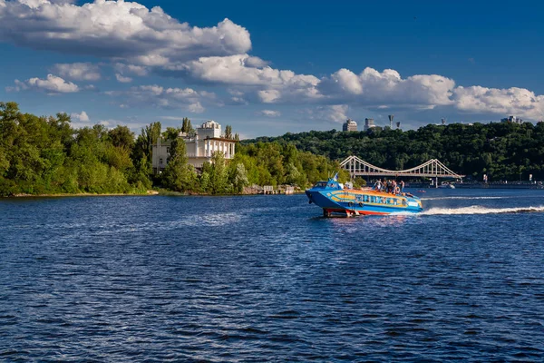 Speedboot vaart op de rivier tegen de mooie hemel — Stockfoto