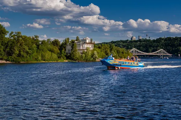 Speedboot vaart op de rivier tegen de mooie hemel — Stockfoto