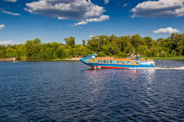 Speedboot vaart op de rivier tegen de mooie hemel — Stockfoto