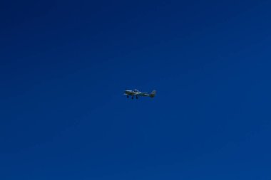 Uçak mavi gökyüzünde uçuyor 