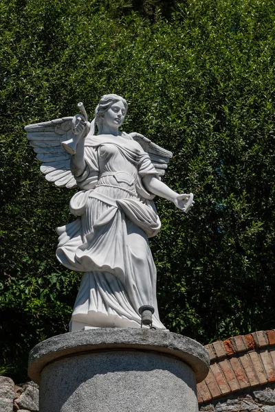 Estátua de anjo branco — Fotografia de Stock