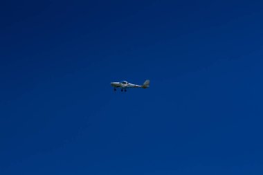 Uçak mavi gökyüzünde uçuyor 