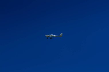 Uçak mavi gökyüzünde uçuyor 