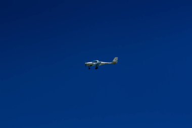 Uçak mavi gökyüzünde uçuyor 