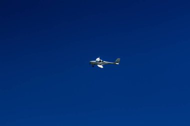 Uçak mavi gökyüzünde uçuyor 