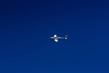 Uçak mavi gökyüzünde uçuyor 