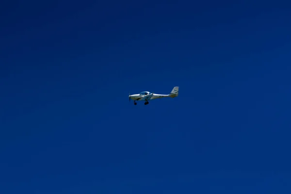 L'avion vole dans le ciel bleu — Photo