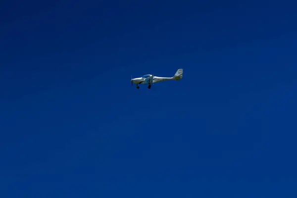 O avião voa no céu azul — Fotografia de Stock