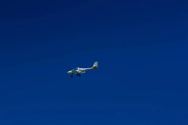 O avião voa no céu azul — Fotografia de Stock